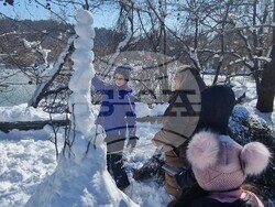 Търговище - зимен празник - състезание за най-висок снежен човек