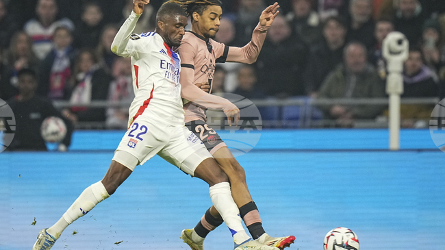 Анголският защитник Клинтон Мата продължи договора си с Олимпик Лион за още две години