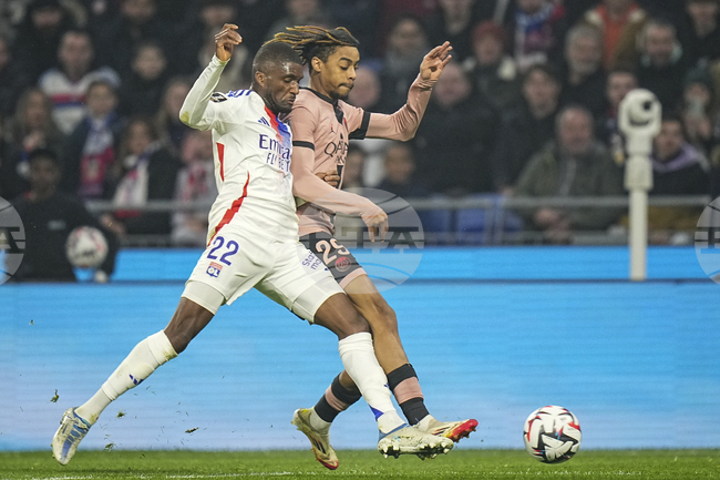 Анголският защитник Клинтон Мата продължи договора си с Олимпик Лион за още две години