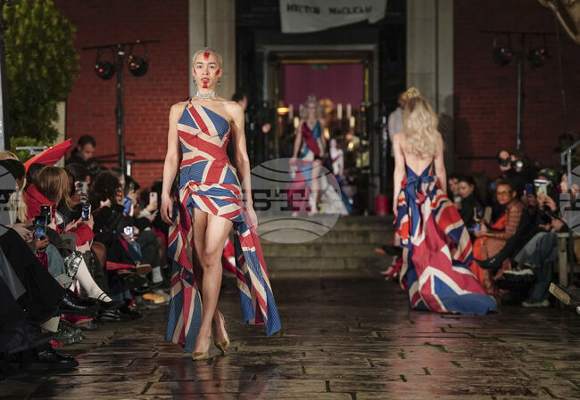 Между корсети и пънк - тенденции от Лондонската седмица на модата