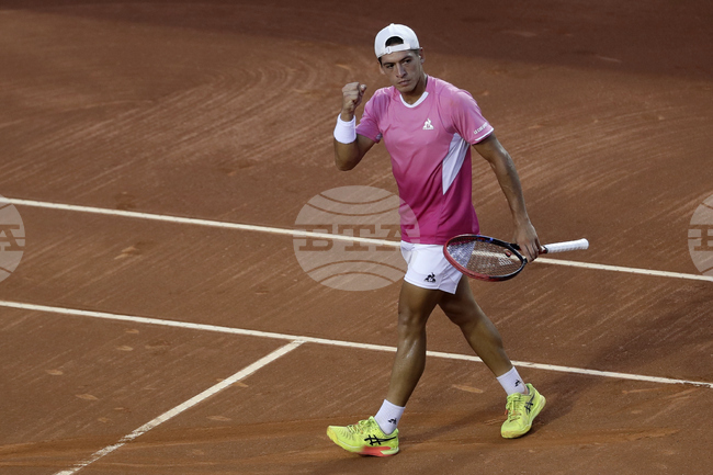 Защитаващият титлата си Себастиан Баес се класира за четвъртфиналите на турнира по тенис в Сантиаго