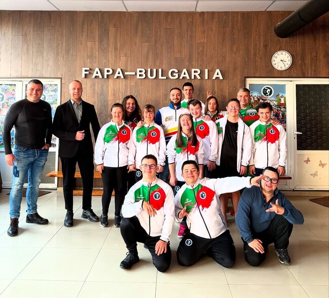 Спортисти от Федерация адаптирана физическа активност провеждат зимна подготовка в Пампорово