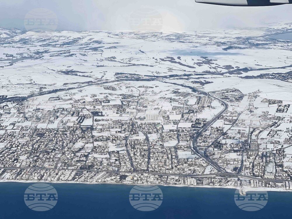 Обилен снеговалеж и поледици в Истанбул парализираха трафика; десетки полети са отменени 