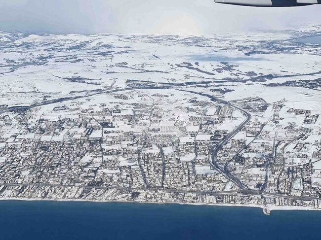 Обилен снеговалеж и поледици в Истанбул парализираха трафика; десетки полети са отменени 