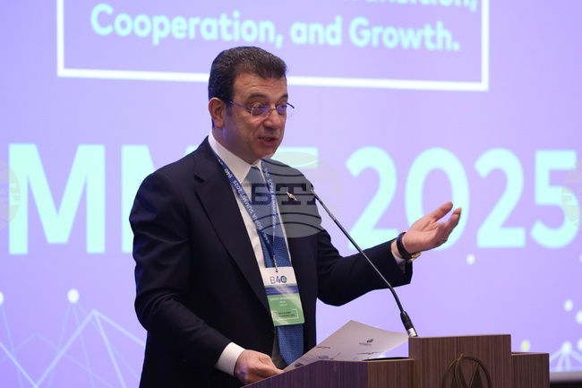 „Стоя изправен - никога няма да се огъна“, заяви кметът на Истанбул от ареста