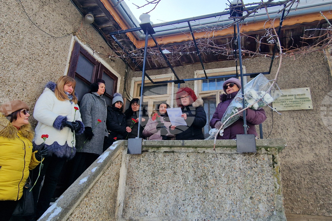 С поднасяне на цветя в Свищов отбелязаха 147-годишнината от рождението на художника Александър Божинов