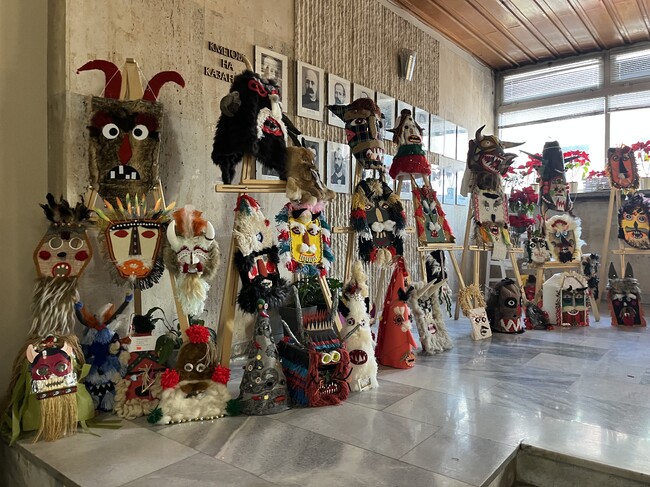 Над 500 кукерски маски, изработени от деца, ще се състезават в Първия национален конкурс в Казанлък
