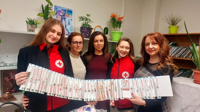 Съдиите и съдебните служители на Районен съд - Дупница се включиха в инициативата "Мартеничка с кауза", в подкрепа на децата в риск