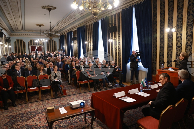 Третата годишнина от началото на войната в Украйна беше тема на дискусия в Централния военен клуб в София