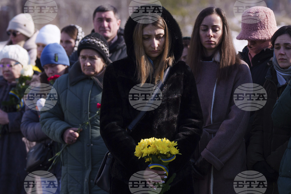 Зеленски отдаде почит на убитите в Буча