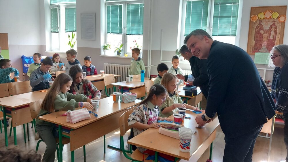 Община Стара Загора: Зам.-кметът Радостин Танев и деца от Пето ОУ засадиха семена от 7 дървесни вида в кофички от кисело мляко