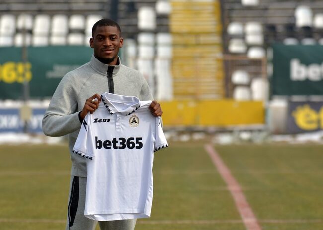 Славия привлече халф от Франция