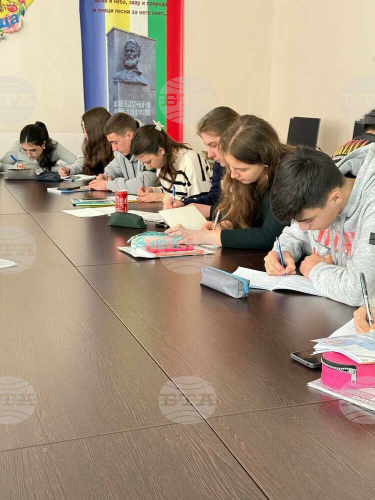 Ученици от училище „Българска светлица“ в Измаил, Украйна, работиха върху слушане на текст на български с разбиране