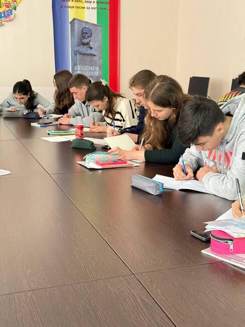 Ученици от училище „Българска светлица“ в Измаил, Украйна, работиха върху слушане на текст на български с разбиране
