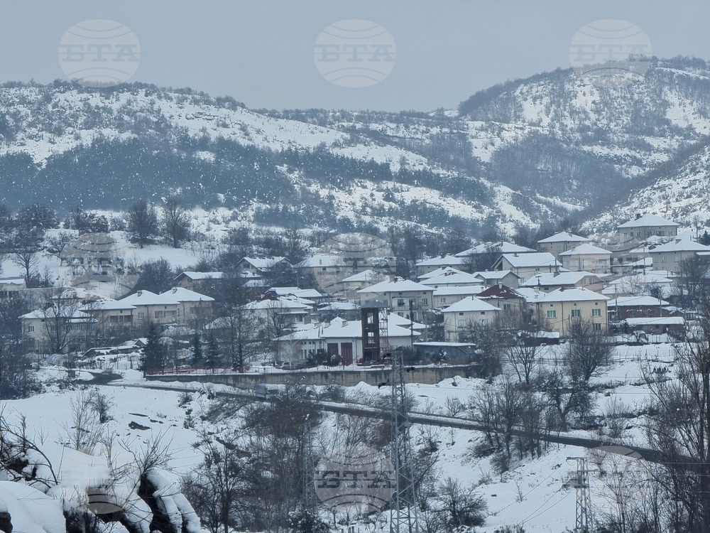 Сняг вали на територията на цялата област Кърджали, 11 села са без ток