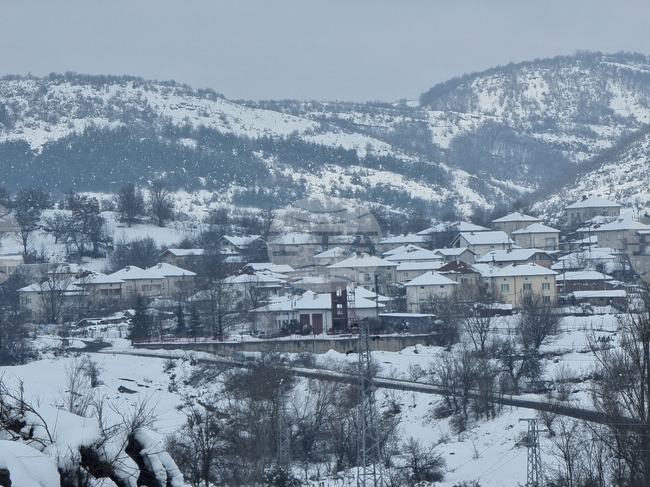 Сняг вали на територията на цялата област Кърджали, 11 села са без ток