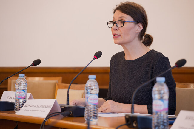 Елисавета Белобрадова: нужни са промени в учебните програми, подобряване на методиката на преподаване и разширяване на достъпа до профилирано обучение за учениците в 5-7 клас