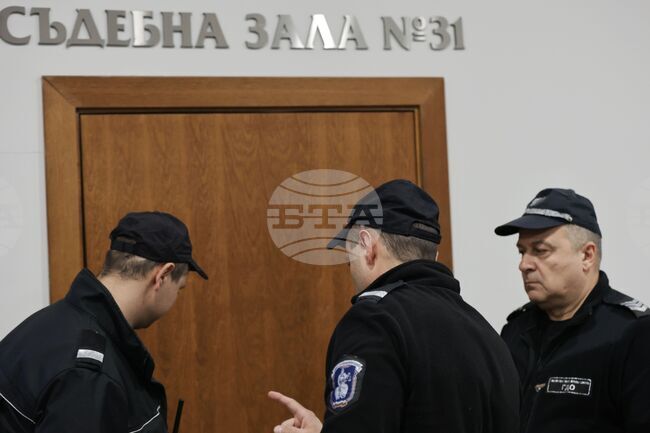 Съдът остави за постоянно в ареста четирима от обвиняемите за хулигански действия пред сградата на Европейската комисия и Европейския парламент в София