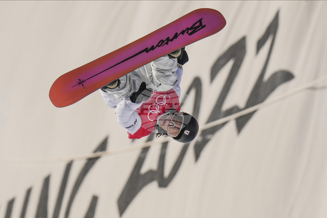 Олимпийският шампион по сноуборд в хафпайпа Аюму Хирано беше включен в състава на Япония за Зимните олимпийски игри въпреки контузиите