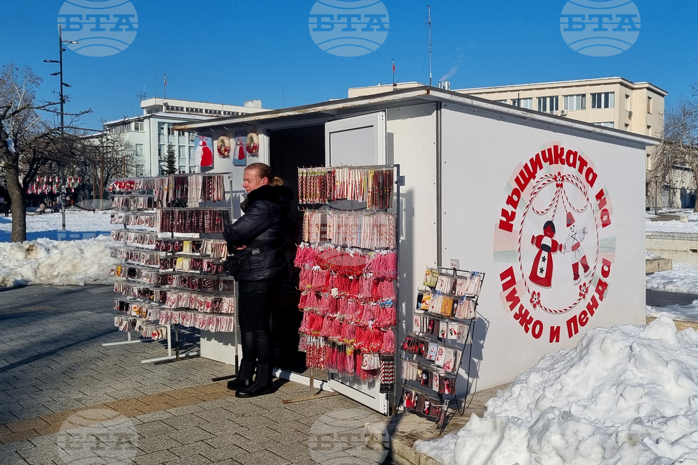 Къщичка на Пижо и Пенда в Търговище предлага червено-бели символи, изработени благотворително за малки и големи