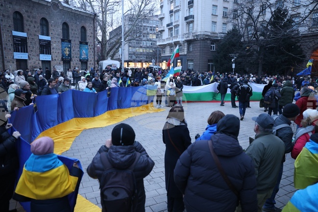 Граждани се събраха пред президентството по повод три години от началото на войната в Украйна