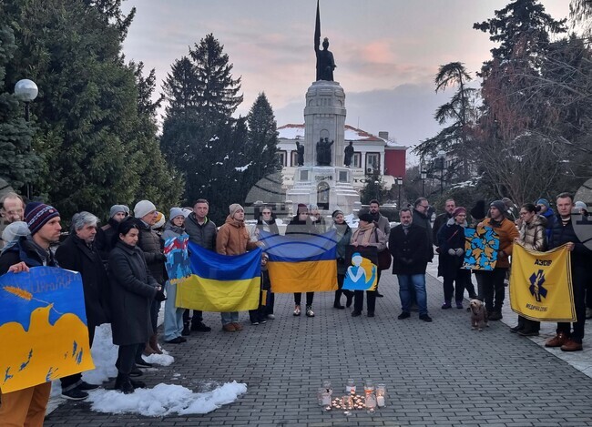Мирно бдение под наслов „Подкрепа за Украйна – сигурност за Европа“ се състоя тази вечер във Велико Търново