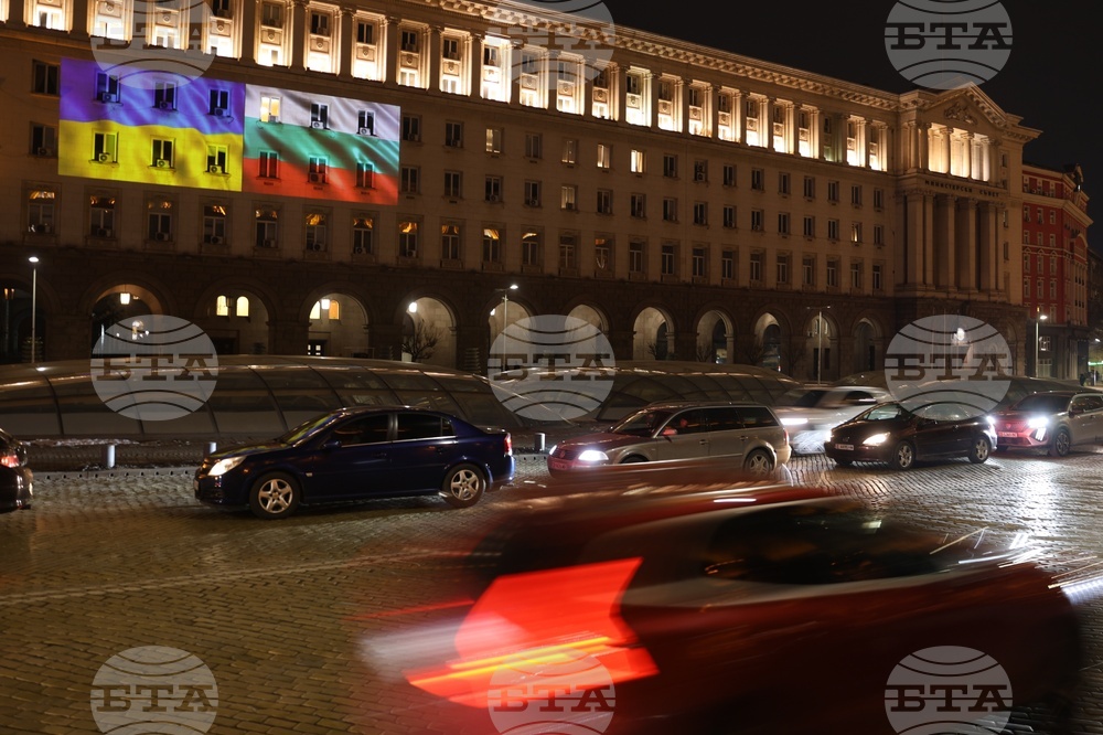 Министерски съвет - сграда - осветление - знамена - Украйна - България