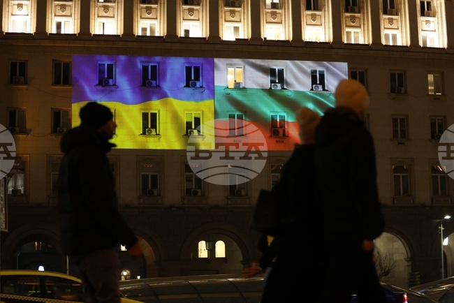 Министерски съвет - сграда - осветление - знамена - Украйна - България