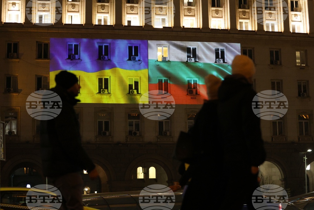 Министерски съвет - сграда - осветление - знамена - Украйна - България