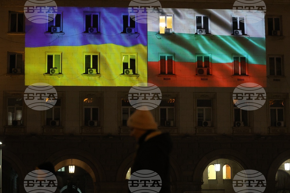 Министерски съвет - сграда - осветление - знамена - Украйна - България