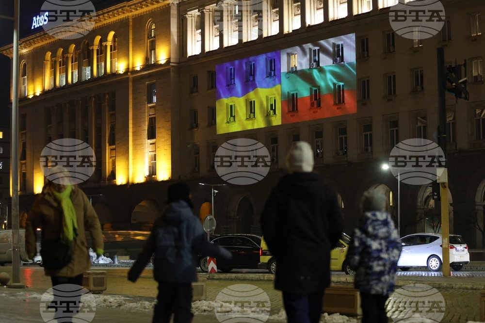 Сградата на Министерския съвет беше осветена в цветовете на украинското знаме