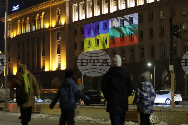 Сградата на Министерския съвет беше осветена в цветовете на украинското знаме