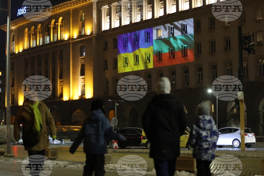 Министерски съвет - сграда - осветление - знамена - Украйна - България