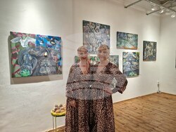 Елена и Стефания от Tornado Twins представят своя изложба в столичната галерия Port.A. Снимка: Емануел Смърков/БТА