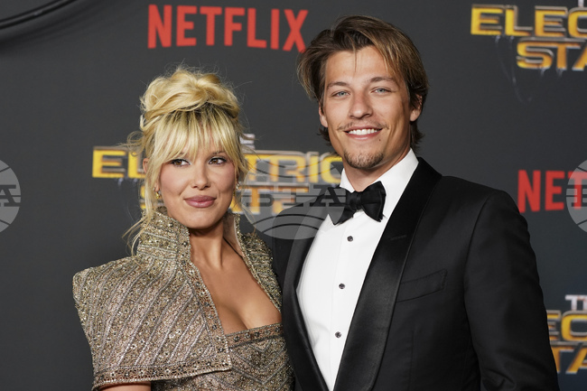 Мили Боби Браун и Джейк Бон Джоуви осиновиха първото си дете