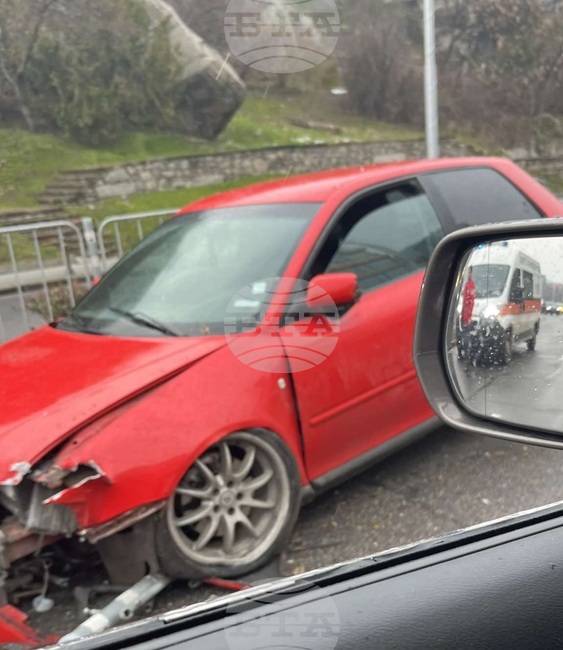 Катастрофа затруднява движението по бул. "Шести септември" в Пловдив