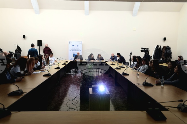 Не позволявайте изкуственият интелект да взима решения вместо вас, каза пред студенти в Благоевград Цветан Спасов от социалното министерство