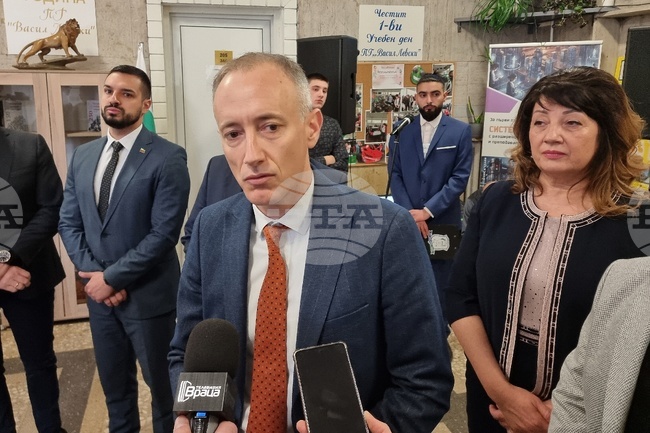 В близо 2200 училища са открити STEM-кабинети, съобщи министърът на образованието Красимир Вълчев при посещението си в Мездра