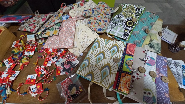 Благотворителен базар с ръчно изработени мартеници и текстилни изделия е разположен във фоайето на Областна администрация в Ловеч