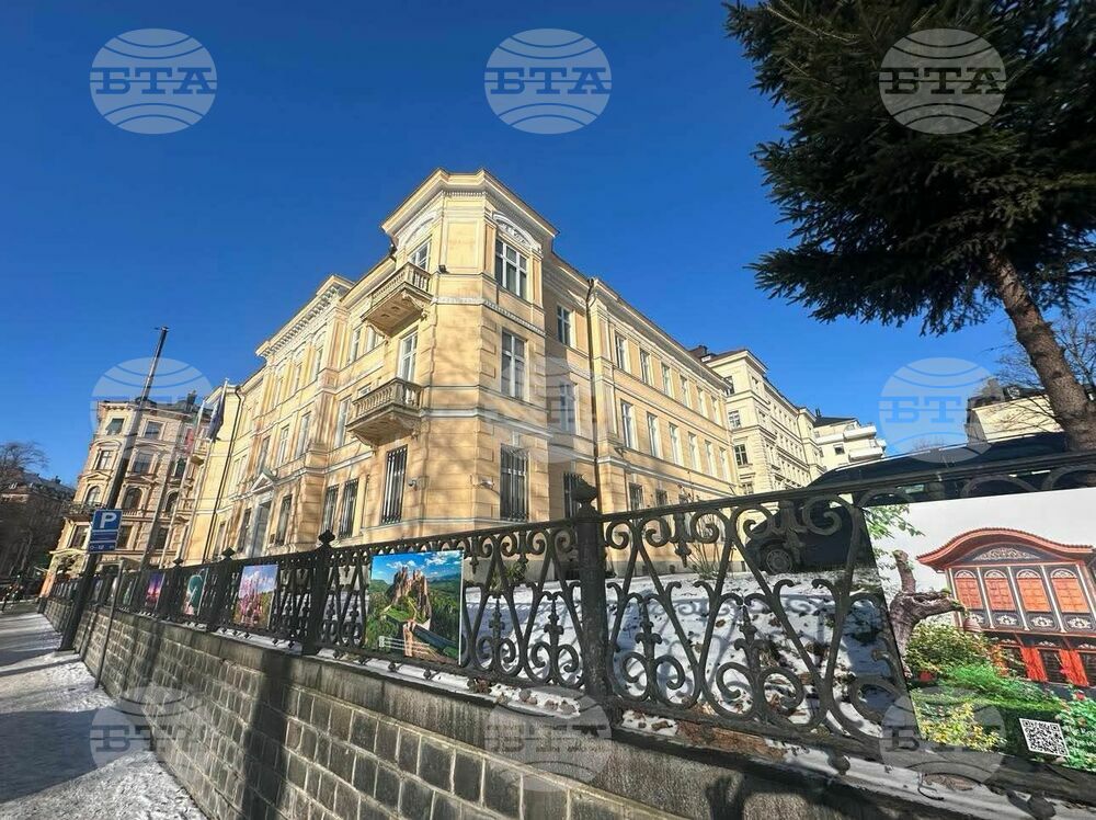 Изложба на туристически обекти от България беше поставена на оградата на Българското посолство в Стокхолм