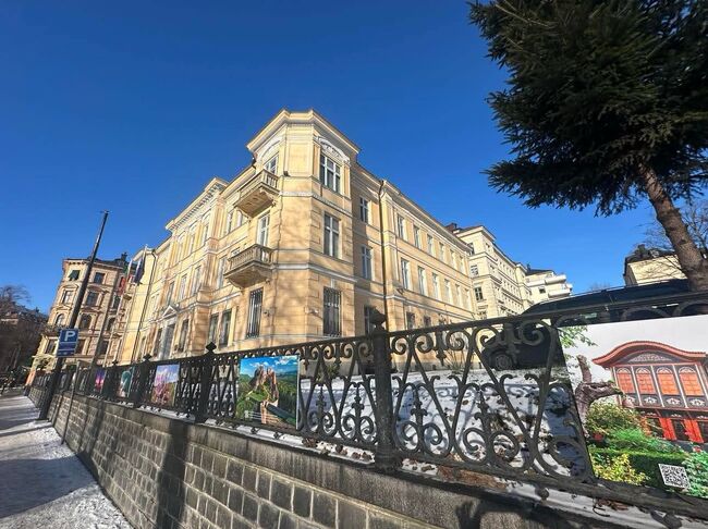 Изложба на туристически обекти от България беше поставена на оградата на Българското посолство в Стокхолм