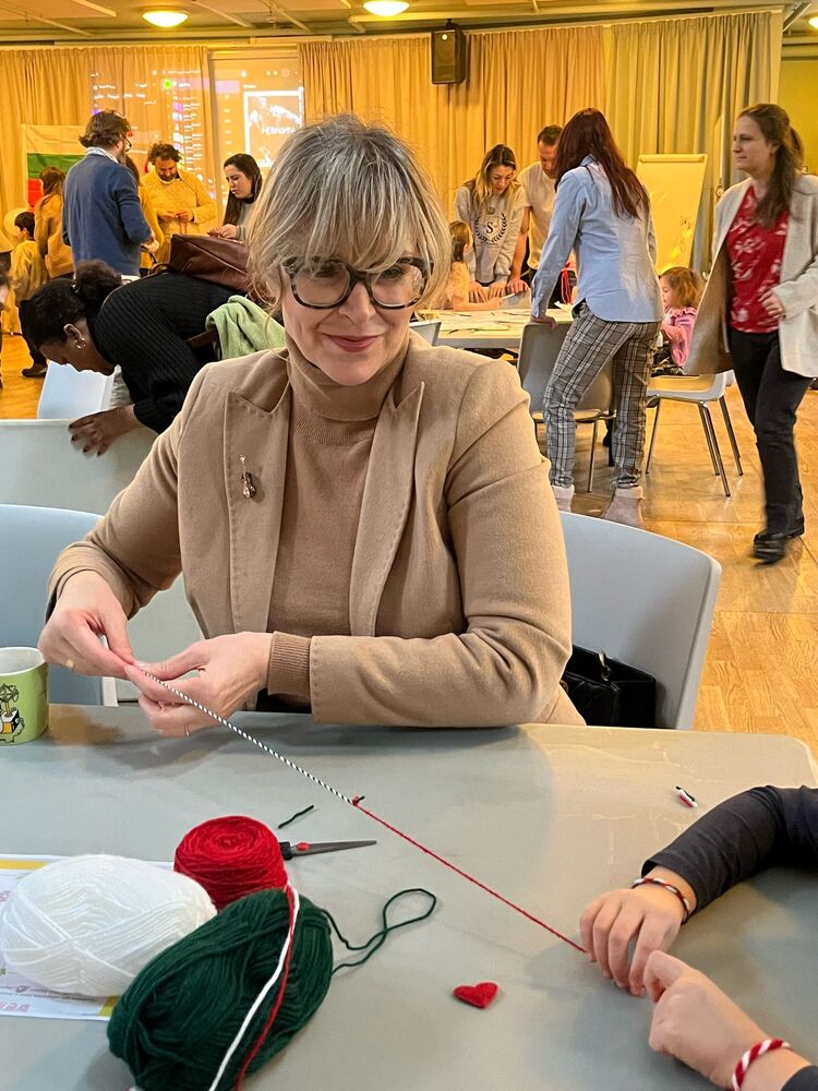 Екипът на Българското посолство в Швеция се включи в изработване на мартеници заедно с ученици от училище „Ян Бибиян“ в Стокхолм