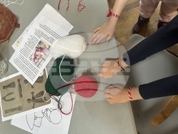 Екипът на Българското посолство в Швеция се включи в изработване на мартеници заедно с ученици от училище „Ян Бибиян“ в Стокхолм