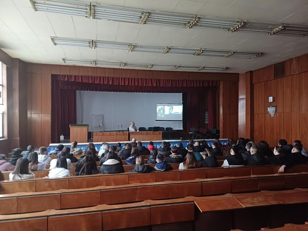 Дванадесетокласници от три старозагорски училища участваха в лекция на тема „Превенция на трафика на хора"