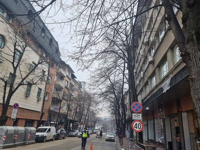 Пожарникари и полицаи участваха в премахването на опасни ледени висулки в центъра на Велико Търново