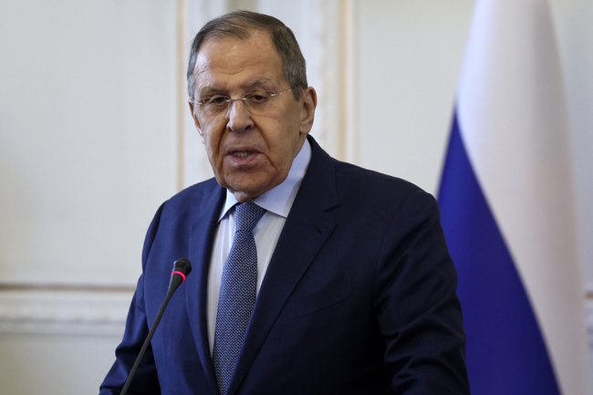 Русия не обмисля варианти, включващи разполагането на европейски сили в Украйна, заяви Лавров