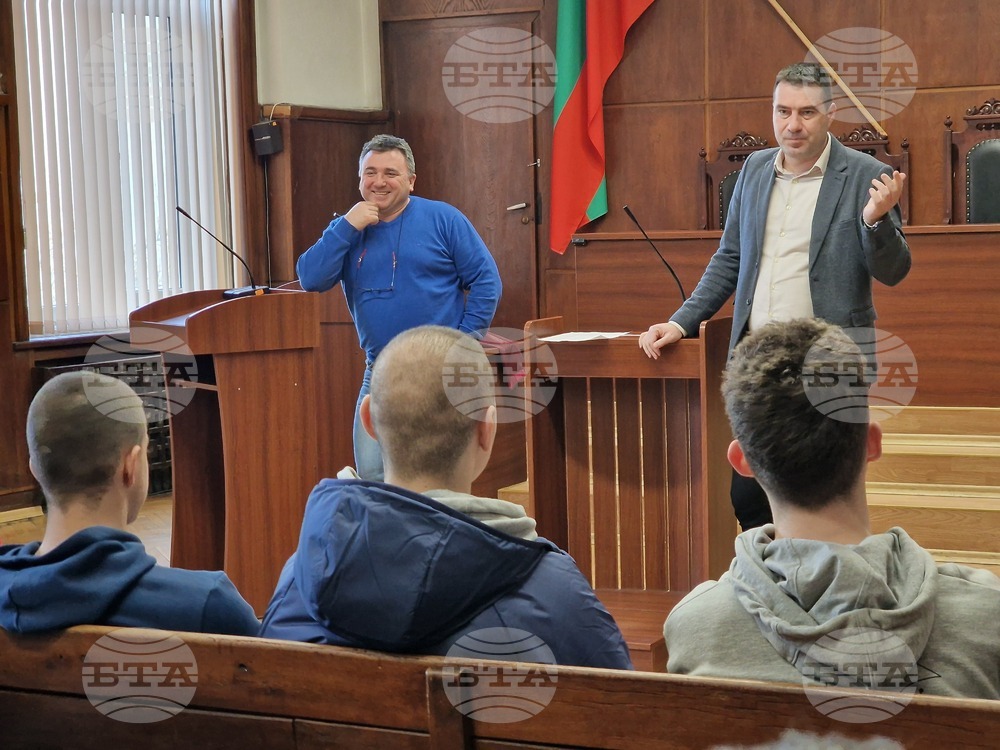Съдия и прокурор от Районен съд – Хасково разиграха образователен симулативиен процес с ученици по тема за детската агресия и насилието в училище
