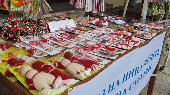 Ръчно изработени мартеници са изложени на благотворителен базар в центъра на Смолян