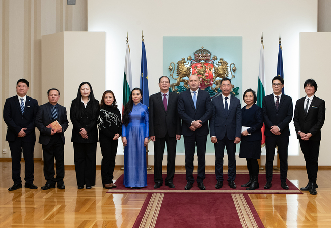 President Radev Meets Vietnamese Ambassador, Representatives of Vietnamese Community in Bulgaria