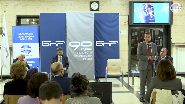 Изложбата „90 години БНР – радиото на поколения българи“ бе открита с представянето на списание ЛИК